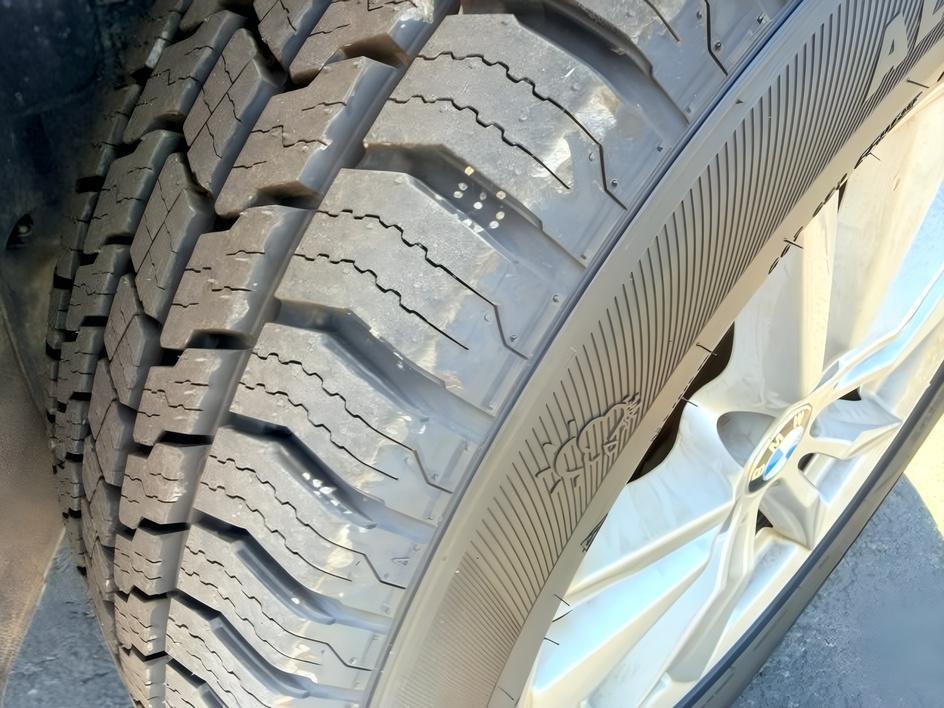 2014 SILVER /Black BMW X5 xDrive35i (5UXKR0C57E0) with an 3L I-6 gasoline direct injection engine, AUTOMATIC transmission, located at 1235 N Woodruff Ave., Idaho Falls, 83401, (208) 523-1053, 43.507172, -112.000488 - This 2014 BMW X5 delivers a smooth turbocharged inline-6 paired with BMW's xDrive AWD system for confident everyday driving and highway comfort. The cabin offers a premium feel with seating for five and flexible cargo space for daily use, travel, or errands. It balances luxury and practicality in a- Photo#11