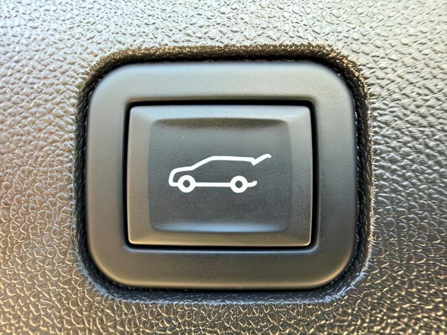 2023 GRAY /CLOTH Chevrolet Equinox LT (3GNAXUEG0PS) with an 1.5L I4 TURBO engine, AUTOMATIC transmission, located at 1235 N Woodruff Ave., Idaho Falls, 83401, (208) 523-1053, 43.507172, -112.000488 - At Timberline Auto, finding a great deal on your next vehicle is always easy! Our experienced sales staff goal is to help find you the right vehicle at the right price! Our knowledgeable finance department has options for almost any credit score. We offer extended service contract options to prot - Photo#6