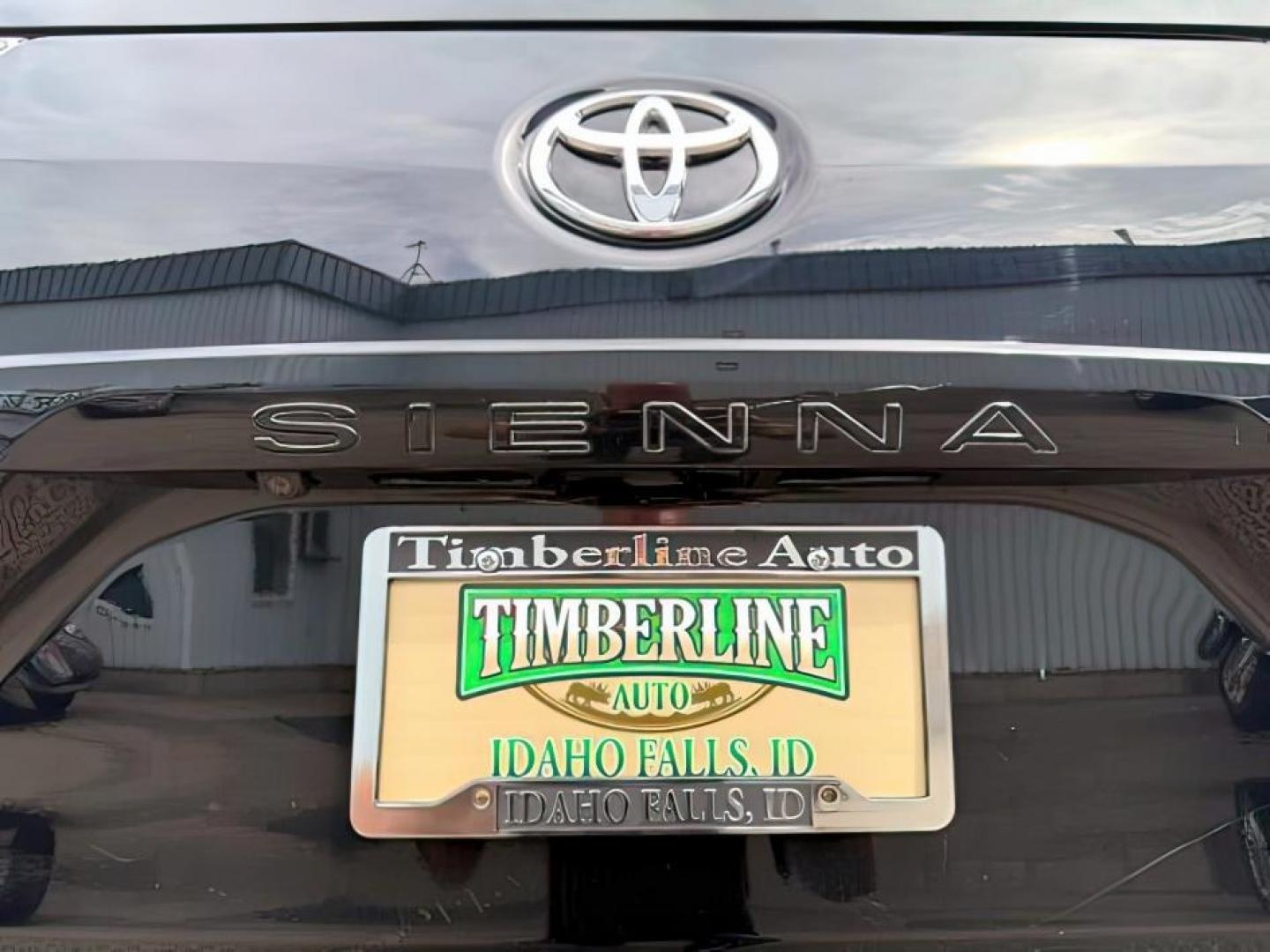 2017 BLACK /Black Toyota Sienna (5TDXZ3DC5HS) with an 35L V-6 portdirect injection engine, Automatic transmission, located at 1175 N Woodruff Ave, Idaho Falls, ID, 83401, 43.506901, -111.999657 - At Timberline Auto, finding a great deal on your next vehicle is always easy! Our experienced sales staff goal is to help find you the right vehicle at the right price! Our knowledgeable finance department has options for almost any credit score. We offer extended service contract options to prot - Photo#4