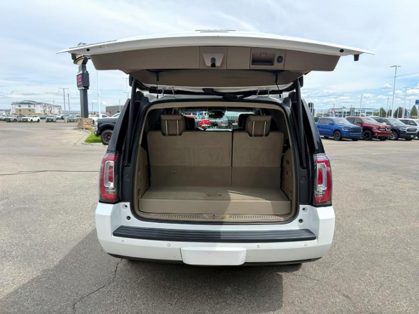 2016 WHITE /LEATHER GMC Yukon (1GKS2BKC6GR) with an 53L V8 VORTEC engine, Automatic transmission, located at 1175 N Woodruff Ave, Idaho Falls, ID, 83401, 43.506901, -111.999657 - At Timberline Auto, finding a great deal on your next vehicle is always easy! Our experienced sales staff goal is to help find you the right vehicle at the right price! Our knowledgeable finance department has options for almost any credit score. We offer extended service contract options to prot - Photo#5