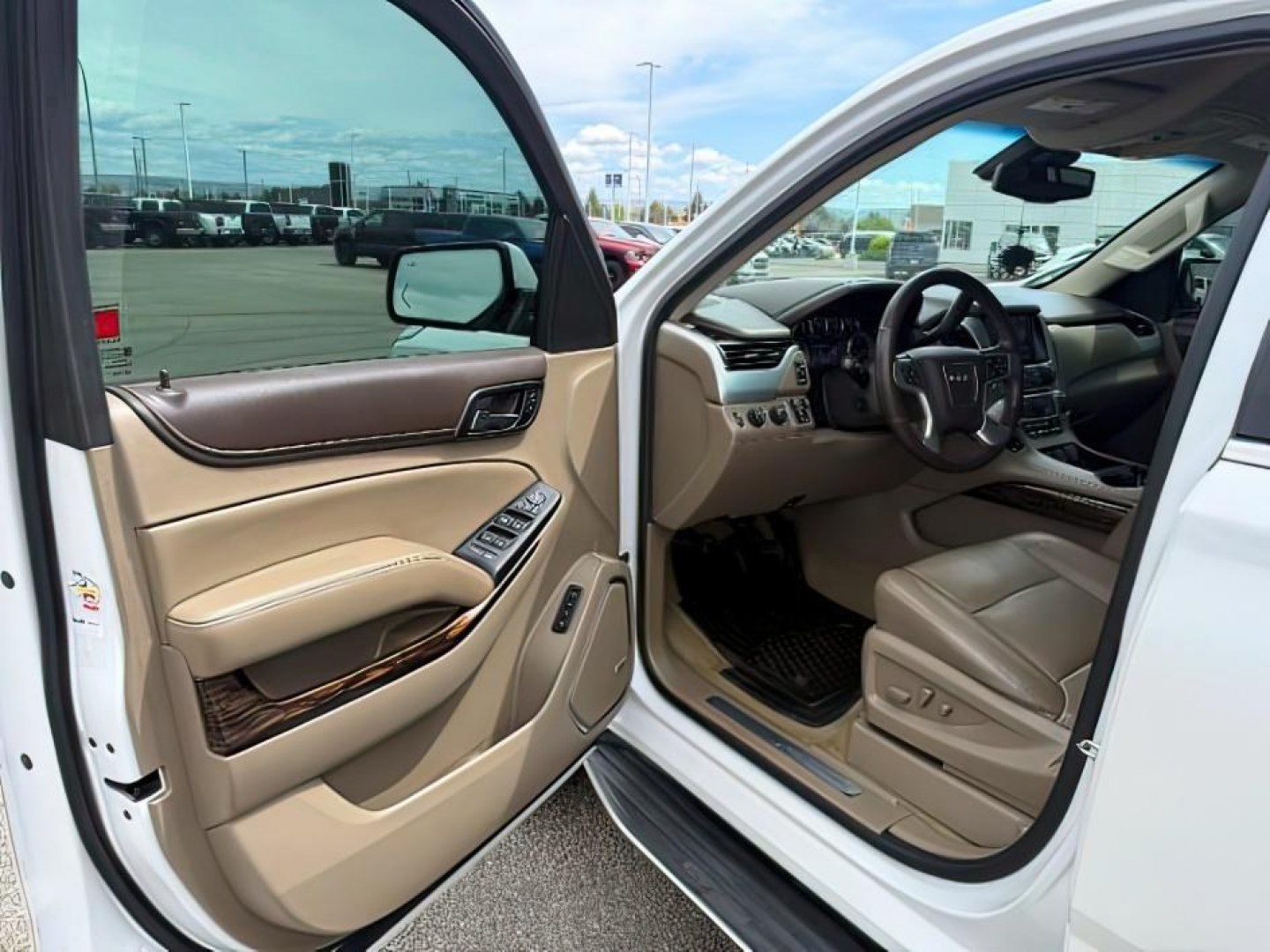 2016 WHITE /LEATHER GMC Yukon (1GKS2BKC6GR) with an 53L V8 VORTEC engine, Automatic transmission, located at 1175 N Woodruff Ave, Idaho Falls, ID, 83401, 43.506901, -111.999657 - At Timberline Auto, finding a great deal on your next vehicle is always easy! Our experienced sales staff goal is to help find you the right vehicle at the right price! Our knowledgeable finance department has options for almost any credit score. We offer extended service contract options to prot - Photo#14