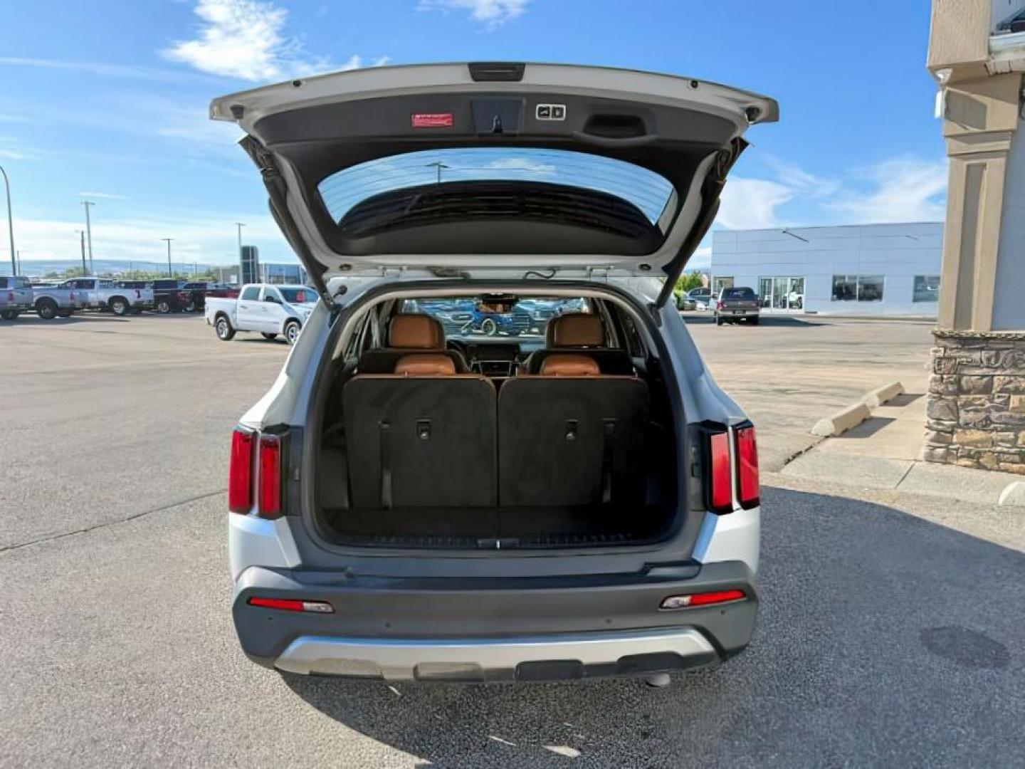 2021 SILVER /LEATHER KIA Sorento (5XYRKDLF3MG) with an 25L I4 TURBO engine, Automatic transmission, located at 1175 N Woodruff Ave, Idaho Falls, ID, 83401, 43.506901, -111.999657 - At Timberline Auto, finding a great deal on your next vehicle is always easy! Our experienced sales staff goal is to help find you the right vehicle at the right price! Our knowledgeable finance department has options for almost any credit score. We offer extended service contract options to prot - Photo#4