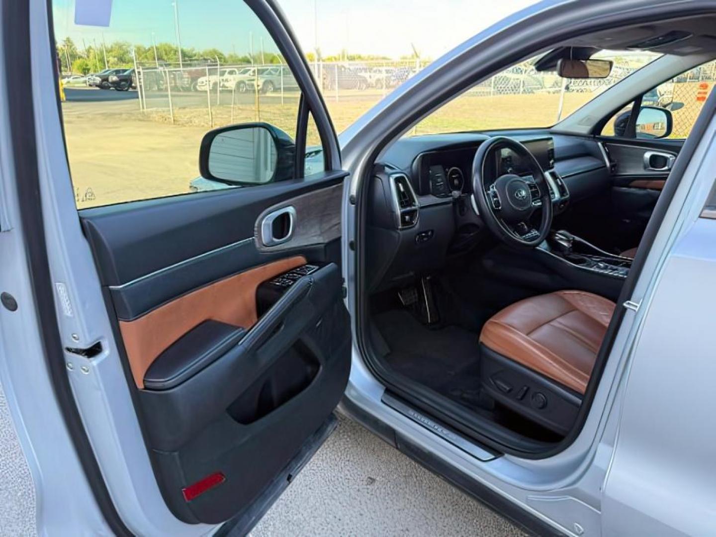 2021 SILVER /LEATHER KIA Sorento (5XYRKDLF3MG) with an 25L I4 TURBO engine, Automatic transmission, located at 1175 N Woodruff Ave, Idaho Falls, ID, 83401, 43.506901, -111.999657 - At Timberline Auto, finding a great deal on your next vehicle is always easy! Our experienced sales staff goal is to help find you the right vehicle at the right price! Our knowledgeable finance department has options for almost any credit score. We offer extended service contract options to prot - Photo#12