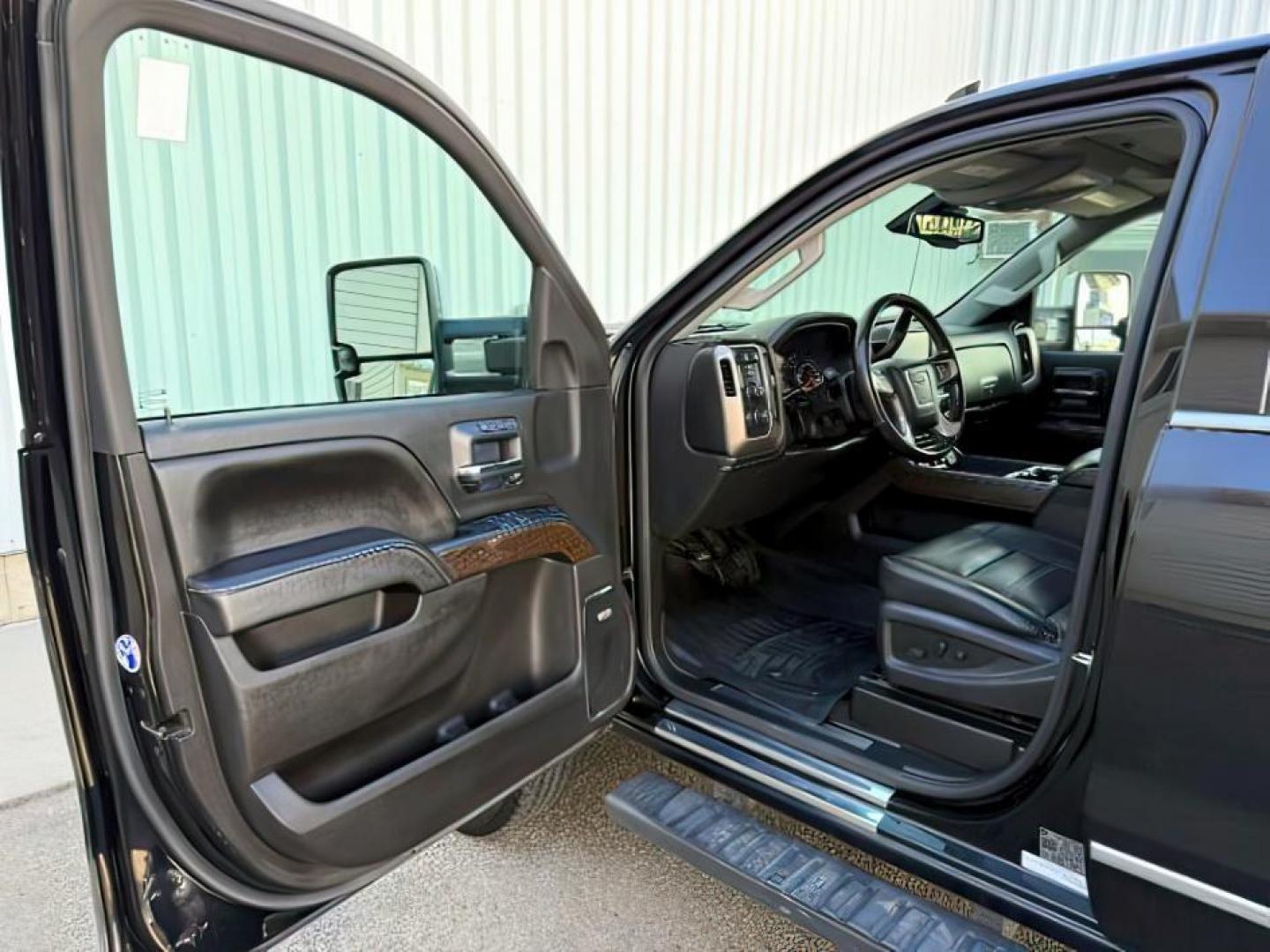 2018 BLACK /Jet Black GMC Sierra 2500HD Denali (1GT12UEY3JF) with an Duramax 6.6L V-8 diesel direct injection engine, AUTOMATIC transmission, located at 1235 N Woodruff Ave., Idaho Falls, 83401, (208) 523-1053, 43.507172, -112.000488 - At Timberline Auto, finding a great deal on your next vehicle is always easy! Our experienced sales staff goal is to help find you the right vehicle at the right price! Our knowledgeable finance department has options for almost any credit score. We offer extended service contract options to prot - Photo#11