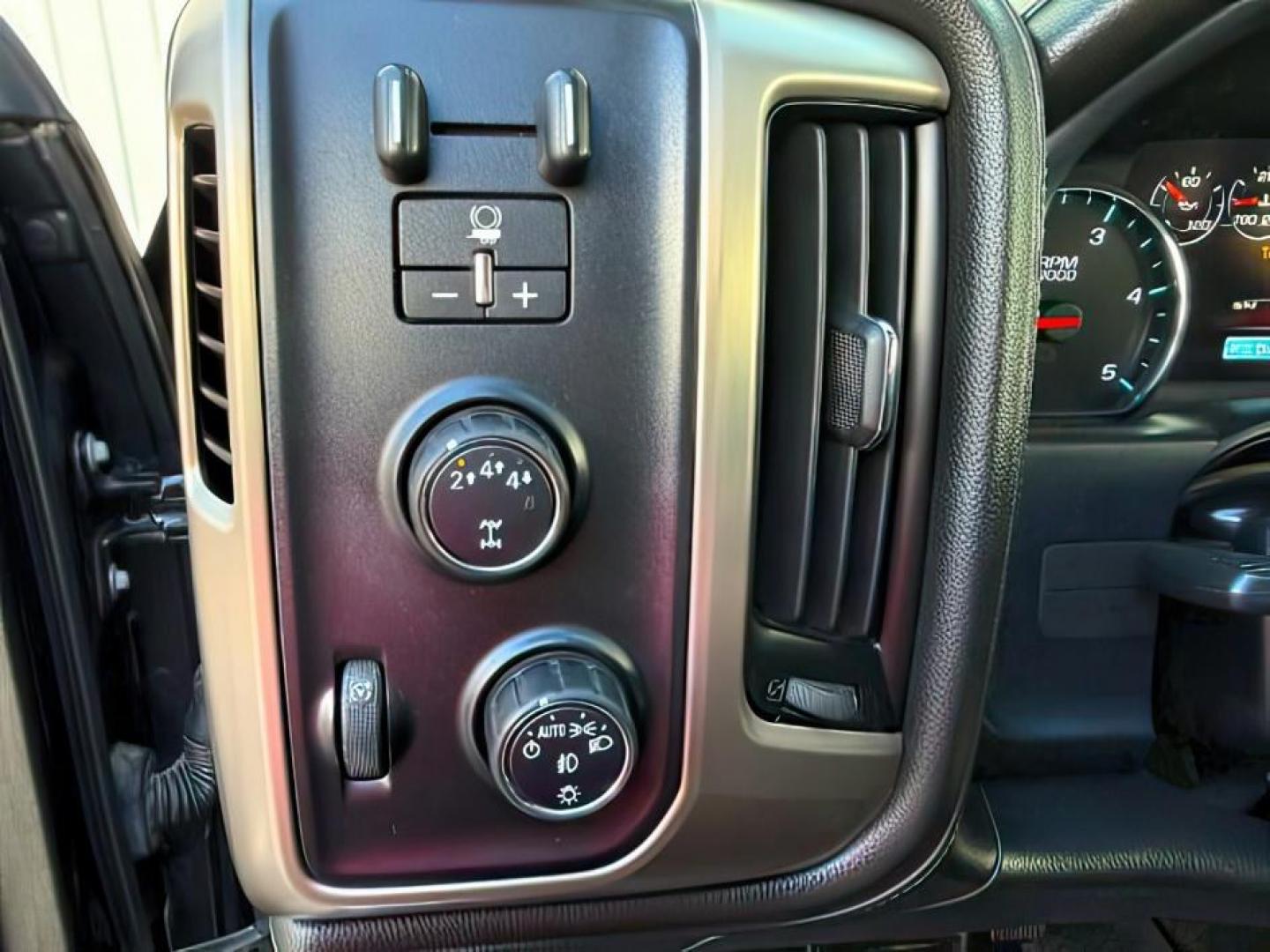 2018 BLACK /Jet Black GMC Sierra 2500HD Denali (1GT12UEY3JF) with an Duramax 6.6L V-8 diesel direct injection engine, AUTOMATIC transmission, located at 1235 N Woodruff Ave., Idaho Falls, 83401, (208) 523-1053, 43.507172, -112.000488 - At Timberline Auto, finding a great deal on your next vehicle is always easy! Our experienced sales staff goal is to help find you the right vehicle at the right price! Our knowledgeable finance department has options for almost any credit score. We offer extended service contract options to prot - Photo#23