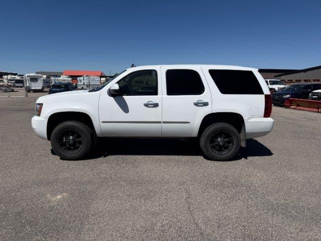 2013 WHITE /Ebony Leather Interior Chevrolet Tahoe LT 4WD (1GNSKBE09DR) with an 5.3L V8 OHV 16V FFV engine, 6-Speed Automatic transmission - At Timberline Auto, finding a great deal on your next vehicle is always easy! Our experienced sales staff goal is to help find you the right vehicle at the right price! Our knowledgeable finance department has options for almost any credit score. We offer extended service contract options to prot- Photo#1