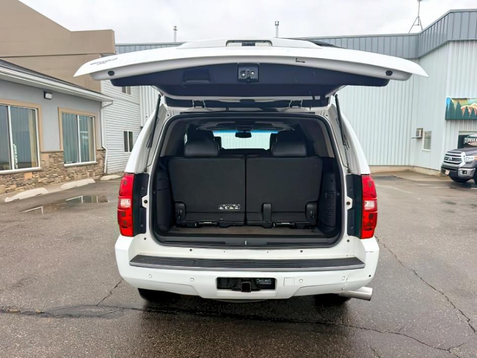 2013 WHITE /Ebony Leather Interior Chevrolet Tahoe (1GNSKBE09DR) with an 53L V8 OHV 16V FFV engine, Automatic transmission, located at 1175 N Woodruff Ave, Idaho Falls, ID, 83401, 43.506901, -111.999657 - At Timberline Auto, finding a great deal on your next vehicle is always easy! Our experienced sales staff goal is to help find you the right vehicle at the right price! Our knowledgeable finance department has options for almost any credit score. We offer extended service contract options to prot- Photo#5