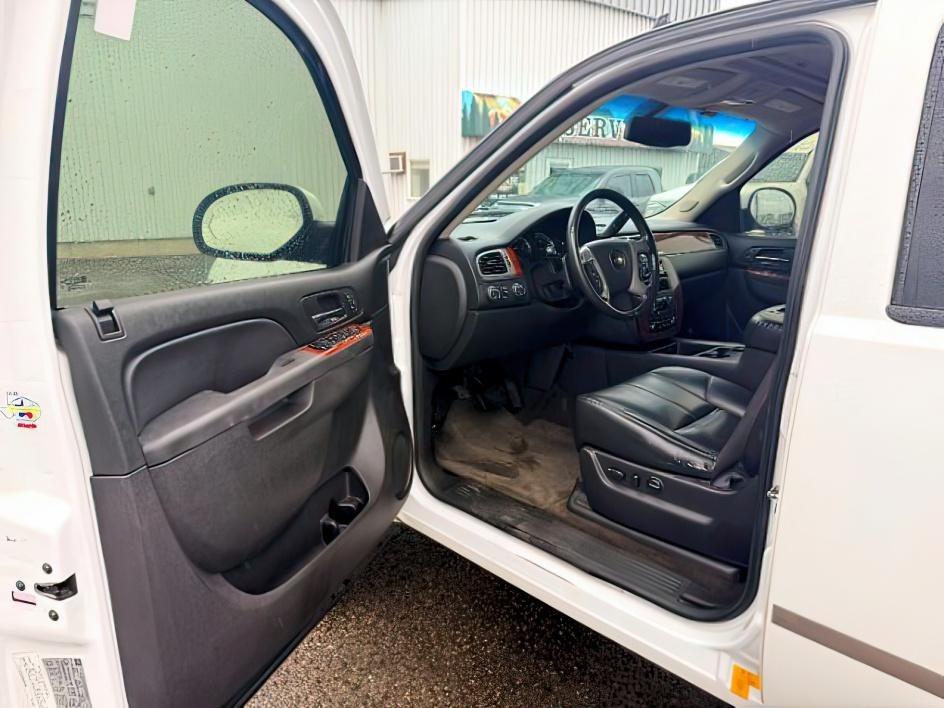 2013 WHITE /Ebony Leather Interior Chevrolet Tahoe (1GNSKBE09DR) with an 53L V8 OHV 16V FFV engine, Automatic transmission, located at 1175 N Woodruff Ave, Idaho Falls, ID, 83401, 43.506901, -111.999657 - At Timberline Auto, finding a great deal on your next vehicle is always easy! Our experienced sales staff goal is to help find you the right vehicle at the right price! Our knowledgeable finance department has options for almost any credit score. We offer extended service contract options to prot- Photo#13