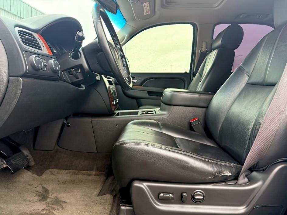 2013 WHITE /Ebony Leather Interior Chevrolet Tahoe (1GNSKBE09DR) with an 53L V8 OHV 16V FFV engine, Automatic transmission, located at 1175 N Woodruff Ave, Idaho Falls, ID, 83401, 43.506901, -111.999657 - At Timberline Auto, finding a great deal on your next vehicle is always easy! Our experienced sales staff goal is to help find you the right vehicle at the right price! Our knowledgeable finance department has options for almost any credit score. We offer extended service contract options to prot- Photo#14