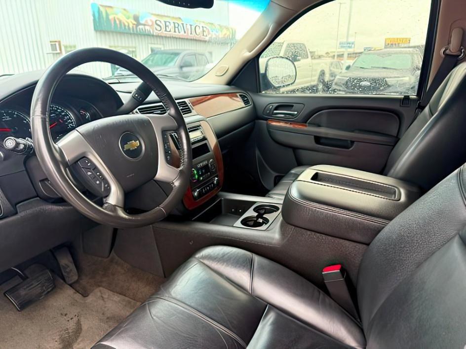 2013 WHITE /Ebony Leather Interior Chevrolet Tahoe (1GNSKBE09DR) with an 53L V8 OHV 16V FFV engine, Automatic transmission, located at 1175 N Woodruff Ave, Idaho Falls, ID, 83401, 43.506901, -111.999657 - At Timberline Auto, finding a great deal on your next vehicle is always easy! Our experienced sales staff goal is to help find you the right vehicle at the right price! Our knowledgeable finance department has options for almost any credit score. We offer extended service contract options to prot- Photo#15