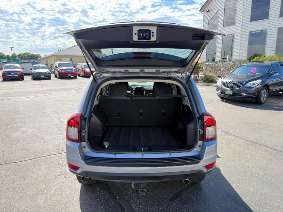 2015 GRAY /Dark Slate Gray Jeep Compass Latitude (1C4NJDEB3FD) with an 2.4L I-4 DOHC engine, AUTOMATIC transmission, located at 1235 N Woodruff Ave., Idaho Falls, 83401, (208) 523-1053, 43.507172, -112.000488 - At Timberline Auto, finding a great deal on your next vehicle is always easy! Our experienced sales staff goal is to help find you the right vehicle at the right price! Our knowledgeable finance department has options for almost any credit score. We offer extended service contract options to prot - Photo#5