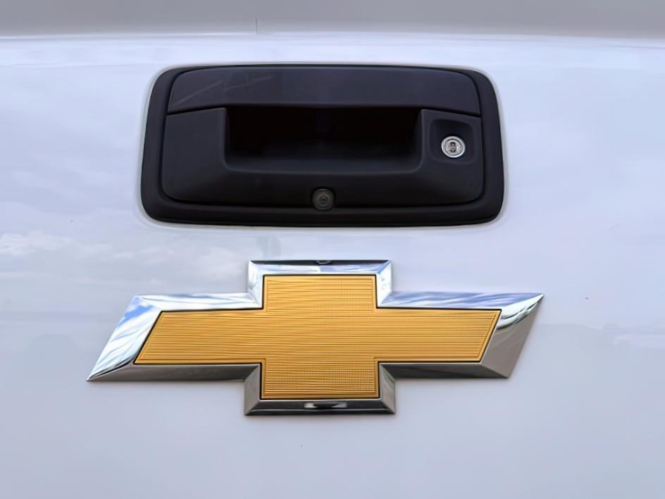 2019 WHITE /LEATHER Chevrolet Colorado (1GCGTDEN9K1) with an 36 V6 engine, Automatic transmission, located at 1175 N Woodruff Ave, Idaho Falls, ID, 83401, 43.506901, -111.999657 - Midsize truck utility and everyday versatility come together in this 2019 Chevrolet Colorado Z71 4x4, equipped with a 3.6L V6 engine and off road focused Z71 setup. Four wheel drive capability adds confidence on changing road conditions while maintaining the manageable size drivers want for daily co- Photo#4