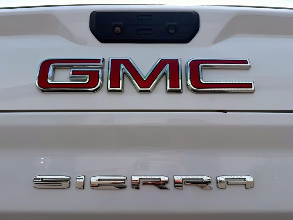 2022 WHITE /Jet Black GMC Sierra 2500HD SLT Crew Cab 4WD (1GT49NE77NF) with an 6.6L V8 OHV 16V engine, 6-Speed Automatic transmission, located at 1235 N Woodruff Ave., Idaho Falls, 83401, (208) 523-1053, 43.507172, -112.000488 - At Timberline Auto, finding a great deal on your next vehicle is always easy! Our experienced sales staff goal is to help find you the right vehicle at the right price! Our knowledgeable finance department has options for almost any credit score. We offer extended service contract options to prot - Photo#4