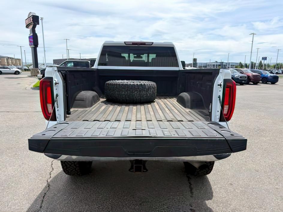 2022 WHITE /Jet Black GMC Sierra 2500HD SLT Crew Cab 4WD (1GT49NE77NF) with an 6.6L V8 OHV 16V engine, 6-Speed Automatic transmission, located at 1235 N Woodruff Ave., Idaho Falls, 83401, (208) 523-1053, 43.507172, -112.000488 - At Timberline Auto, finding a great deal on your next vehicle is always easy! Our experienced sales staff goal is to help find you the right vehicle at the right price! Our knowledgeable finance department has options for almost any credit score. We offer extended service contract options to prot - Photo#6