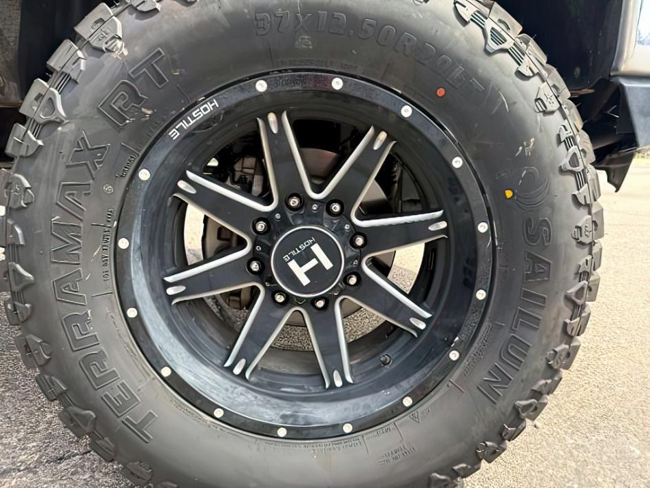 2022 WHITE /Jet Black GMC Sierra 2500HD SLT Crew Cab 4WD (1GT49NE77NF) with an 6.6L V8 OHV 16V engine, 6-Speed Automatic transmission, located at 1235 N Woodruff Ave., Idaho Falls, 83401, (208) 523-1053, 43.507172, -112.000488 - At Timberline Auto, finding a great deal on your next vehicle is always easy! Our experienced sales staff goal is to help find you the right vehicle at the right price! Our knowledgeable finance department has options for almost any credit score. We offer extended service contract options to prot - Photo#12