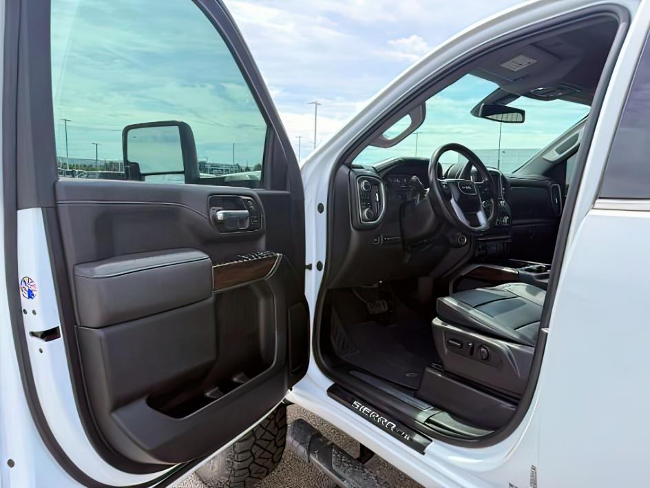 2022 WHITE /Jet Black GMC Sierra 2500HD SLT Crew Cab 4WD (1GT49NE77NF) with an 6.6L V8 OHV 16V engine, 6-Speed Automatic transmission, located at 1235 N Woodruff Ave., Idaho Falls, 83401, (208) 523-1053, 43.507172, -112.000488 - At Timberline Auto, finding a great deal on your next vehicle is always easy! Our experienced sales staff goal is to help find you the right vehicle at the right price! Our knowledgeable finance department has options for almost any credit score. We offer extended service contract options to prot - Photo#13