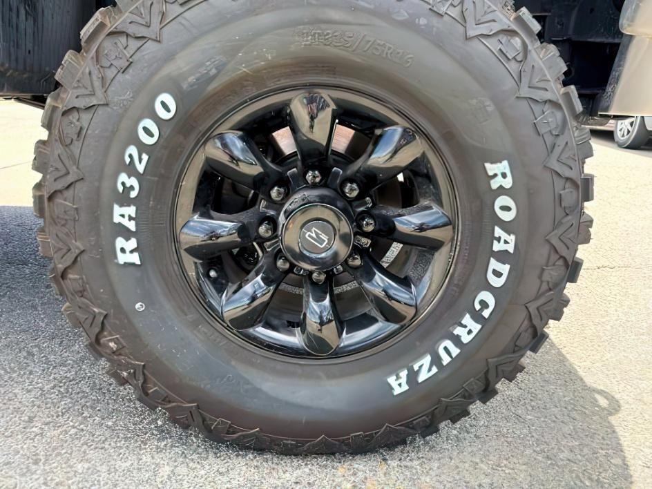 2002 BLACK /Medium Flint Ford F-350 LARIAT (1FTSW31F32E) with an Powerstroke 7.3L V-8 diesel direct injection engine, AUTOMATIC transmission, located at 1235 N Woodruff Ave., Idaho Falls, 83401, (208) 523-1053, 43.507172, -112.000488 - At Timberline Auto, finding a great deal on your next vehicle is always easy! Our experienced sales staff goal is to help find you the right vehicle at the right price! Our knowledgeable finance department has options for almost any credit score. We offer extended service contract options to prot - Photo#10