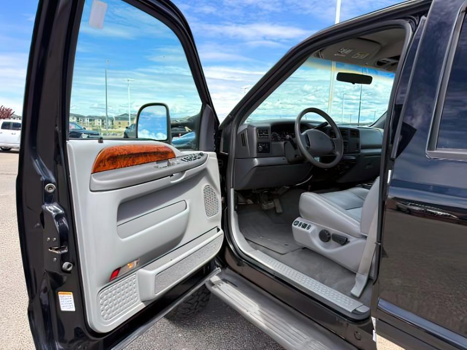 2002 BLACK /Medium Flint Ford F-350 LARIAT (1FTSW31F32E) with an Powerstroke 7.3L V-8 diesel direct injection engine, AUTOMATIC transmission, located at 1235 N Woodruff Ave., Idaho Falls, 83401, (208) 523-1053, 43.507172, -112.000488 - At Timberline Auto, finding a great deal on your next vehicle is always easy! Our experienced sales staff goal is to help find you the right vehicle at the right price! Our knowledgeable finance department has options for almost any credit score. We offer extended service contract options to prot - Photo#11