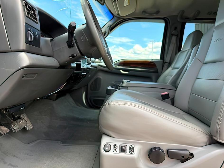 2002 BLACK /Medium Flint Ford F-350 LARIAT (1FTSW31F32E) with an Powerstroke 7.3L V-8 diesel direct injection engine, AUTOMATIC transmission, located at 1235 N Woodruff Ave., Idaho Falls, 83401, (208) 523-1053, 43.507172, -112.000488 - At Timberline Auto, finding a great deal on your next vehicle is always easy! Our experienced sales staff goal is to help find you the right vehicle at the right price! Our knowledgeable finance department has options for almost any credit score. We offer extended service contract options to prot - Photo#12