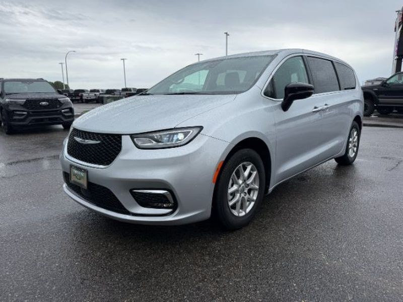 photo of 2024 Chrysler Pacifica Touring L