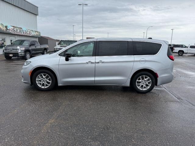 2024 SILVER /Black Chrysler Pacifica Touring L (2C4RC1BG0RR) with an Pentastar 3.6L V-6 DOHC engine, AUTOMATIC transmission, located at 1235 N Woodruff Ave., Idaho Falls, 83401, (208) 523-1053, 43.507172, -112.000488 - Extra passenger room and everyday family practicality take center stage in this 2024 Chrysler Pacifica, designed to keep passengers comfortable while giving drivers the flexibility needed for busy schedules. Sliding doors make loading passengers easier in tight parking spaces, while generous leg roo- Photo#29