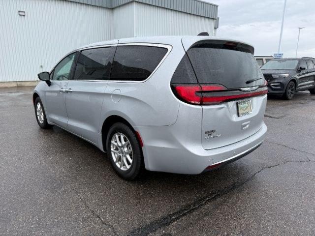 2024 SILVER /Black Chrysler Pacifica Touring L (2C4RC1BG0RR) with an Pentastar 3.6L V-6 DOHC engine, AUTOMATIC transmission, located at 1235 N Woodruff Ave., Idaho Falls, 83401, (208) 523-1053, 43.507172, -112.000488 - Extra passenger room and everyday family practicality take center stage in this 2024 Chrysler Pacifica, designed to keep passengers comfortable while giving drivers the flexibility needed for busy schedules. Sliding doors make loading passengers easier in tight parking spaces, while generous leg roo- Photo#30