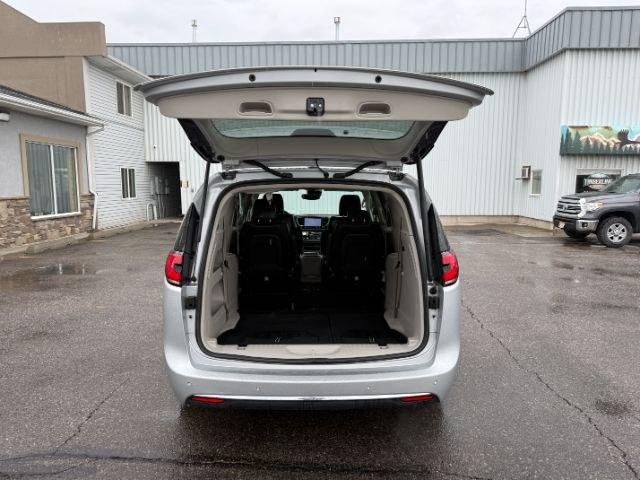 2024 SILVER /Black Chrysler Pacifica Touring L (2C4RC1BG0RR) with an Pentastar 3.6L V-6 DOHC engine, AUTOMATIC transmission, located at 1235 N Woodruff Ave., Idaho Falls, 83401, (208) 523-1053, 43.507172, -112.000488 - Extra passenger room and everyday family practicality take center stage in this 2024 Chrysler Pacifica, designed to keep passengers comfortable while giving drivers the flexibility needed for busy schedules. Sliding doors make loading passengers easier in tight parking spaces, while generous leg roo- Photo#33