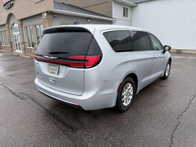 2024 SILVER /Black Chrysler Pacifica Touring L (2C4RC1BG0RR) with an Pentastar 3.6L V-6 DOHC engine, AUTOMATIC transmission, located at 1235 N Woodruff Ave., Idaho Falls, 83401, (208) 523-1053, 43.507172, -112.000488 - Extra passenger room and everyday family practicality take center stage in this 2024 Chrysler Pacifica, designed to keep passengers comfortable while giving drivers the flexibility needed for busy schedules. Sliding doors make loading passengers easier in tight parking spaces, while generous leg roo- Photo#36