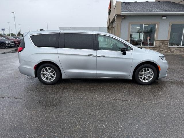 2024 SILVER /Black Chrysler Pacifica Touring L (2C4RC1BG0RR) with an Pentastar 3.6L V-6 DOHC engine, AUTOMATIC transmission, located at 1235 N Woodruff Ave., Idaho Falls, 83401, (208) 523-1053, 43.507172, -112.000488 - Extra passenger room and everyday family practicality take center stage in this 2024 Chrysler Pacifica, designed to keep passengers comfortable while giving drivers the flexibility needed for busy schedules. Sliding doors make loading passengers easier in tight parking spaces, while generous leg roo- Photo#37