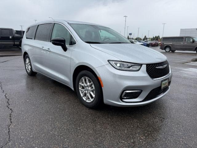 2024 SILVER /Black Chrysler Pacifica Touring L (2C4RC1BG0RR) with an Pentastar 3.6L V-6 DOHC engine, AUTOMATIC transmission, located at 1235 N Woodruff Ave., Idaho Falls, 83401, (208) 523-1053, 43.507172, -112.000488 - Extra passenger room and everyday family practicality take center stage in this 2024 Chrysler Pacifica, designed to keep passengers comfortable while giving drivers the flexibility needed for busy schedules. Sliding doors make loading passengers easier in tight parking spaces, while generous leg roo- Photo#38
