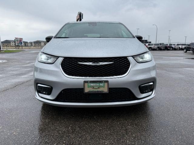 2024 SILVER /Black Chrysler Pacifica Touring L (2C4RC1BG0RR) with an Pentastar 3.6L V-6 DOHC engine, AUTOMATIC transmission, located at 1235 N Woodruff Ave., Idaho Falls, 83401, (208) 523-1053, 43.507172, -112.000488 - Extra passenger room and everyday family practicality take center stage in this 2024 Chrysler Pacifica, designed to keep passengers comfortable while giving drivers the flexibility needed for busy schedules. Sliding doors make loading passengers easier in tight parking spaces, while generous leg roo- Photo#39