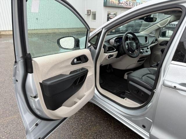 2024 SILVER /Black Chrysler Pacifica Touring L (2C4RC1BG0RR) with an Pentastar 3.6L V-6 DOHC engine, AUTOMATIC transmission, located at 1235 N Woodruff Ave., Idaho Falls, 83401, (208) 523-1053, 43.507172, -112.000488 - Extra passenger room and everyday family practicality take center stage in this 2024 Chrysler Pacifica, designed to keep passengers comfortable while giving drivers the flexibility needed for busy schedules. Sliding doors make loading passengers easier in tight parking spaces, while generous leg roo- Photo#41