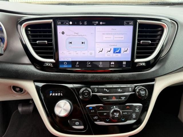 2024 SILVER /Black Chrysler Pacifica Touring L (2C4RC1BG0RR) with an Pentastar 3.6L V-6 DOHC engine, AUTOMATIC transmission, located at 1235 N Woodruff Ave., Idaho Falls, 83401, (208) 523-1053, 43.507172, -112.000488 - Extra passenger room and everyday family practicality take center stage in this 2024 Chrysler Pacifica, designed to keep passengers comfortable while giving drivers the flexibility needed for busy schedules. Sliding doors make loading passengers easier in tight parking spaces, while generous leg roo- Photo#45