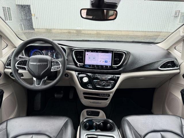 2024 SILVER /Black Chrysler Pacifica Touring L (2C4RC1BG0RR) with an Pentastar 3.6L V-6 DOHC engine, AUTOMATIC transmission, located at 1235 N Woodruff Ave., Idaho Falls, 83401, (208) 523-1053, 43.507172, -112.000488 - Extra passenger room and everyday family practicality take center stage in this 2024 Chrysler Pacifica, designed to keep passengers comfortable while giving drivers the flexibility needed for busy schedules. Sliding doors make loading passengers easier in tight parking spaces, while generous leg roo- Photo#53