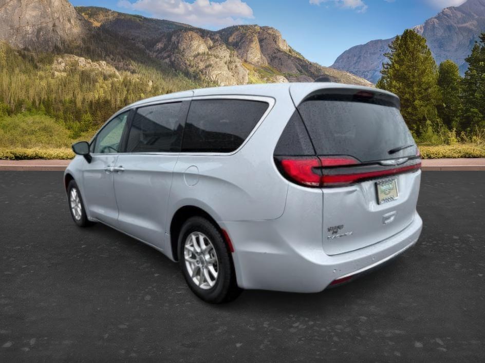 2024 SILVER /Black Chrysler Pacifica Touring L (2C4RC1BG0RR) with an Pentastar 3.6L V-6 DOHC engine, AUTOMATIC transmission, located at 1235 N Woodruff Ave., Idaho Falls, 83401, (208) 523-1053, 43.507172, -112.000488 - Extra passenger room and everyday family practicality take center stage in this 2024 Chrysler Pacifica, designed to keep passengers comfortable while giving drivers the flexibility needed for busy schedules. Sliding doors make loading passengers easier in tight parking spaces, while generous leg roo- Photo#2