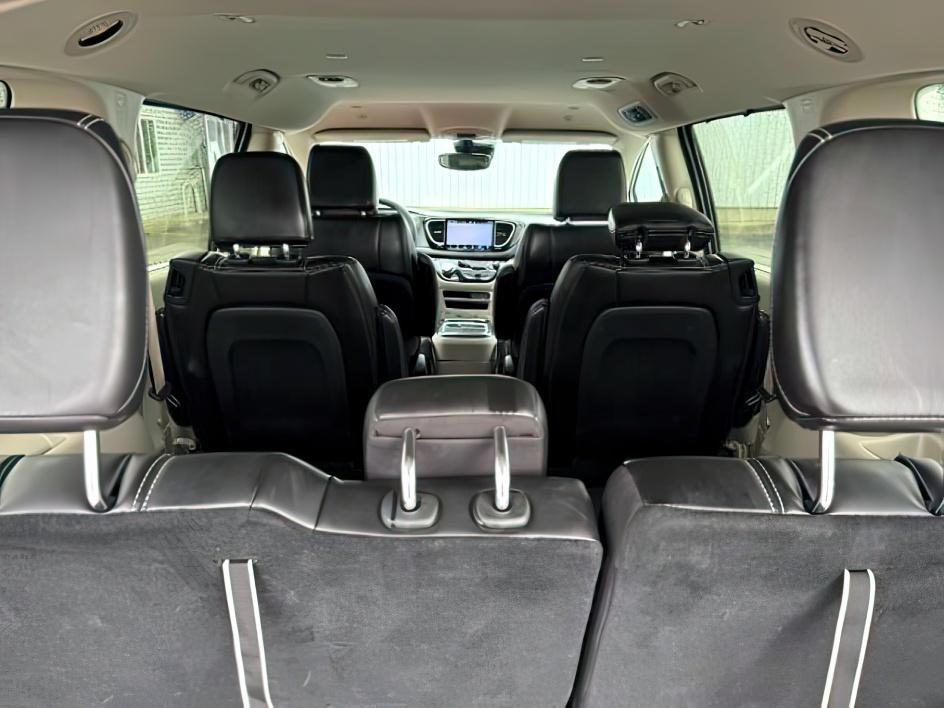 2024 SILVER /Black Chrysler Pacifica Touring L (2C4RC1BG0RR) with an Pentastar 3.6L V-6 DOHC engine, AUTOMATIC transmission, located at 1235 N Woodruff Ave., Idaho Falls, 83401, (208) 523-1053, 43.507172, -112.000488 - Extra passenger room and everyday family practicality take center stage in this 2024 Chrysler Pacifica, designed to keep passengers comfortable while giving drivers the flexibility needed for busy schedules. Sliding doors make loading passengers easier in tight parking spaces, while generous leg roo- Photo#6