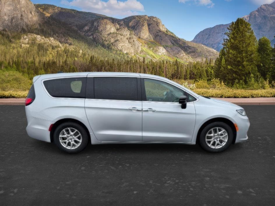 2024 SILVER /Black Chrysler Pacifica Touring L (2C4RC1BG0RR) with an Pentastar 3.6L V-6 DOHC engine, AUTOMATIC transmission, located at 1235 N Woodruff Ave., Idaho Falls, 83401, (208) 523-1053, 43.507172, -112.000488 - Extra passenger room and everyday family practicality take center stage in this 2024 Chrysler Pacifica, designed to keep passengers comfortable while giving drivers the flexibility needed for busy schedules. Sliding doors make loading passengers easier in tight parking spaces, while generous leg roo- Photo#9
