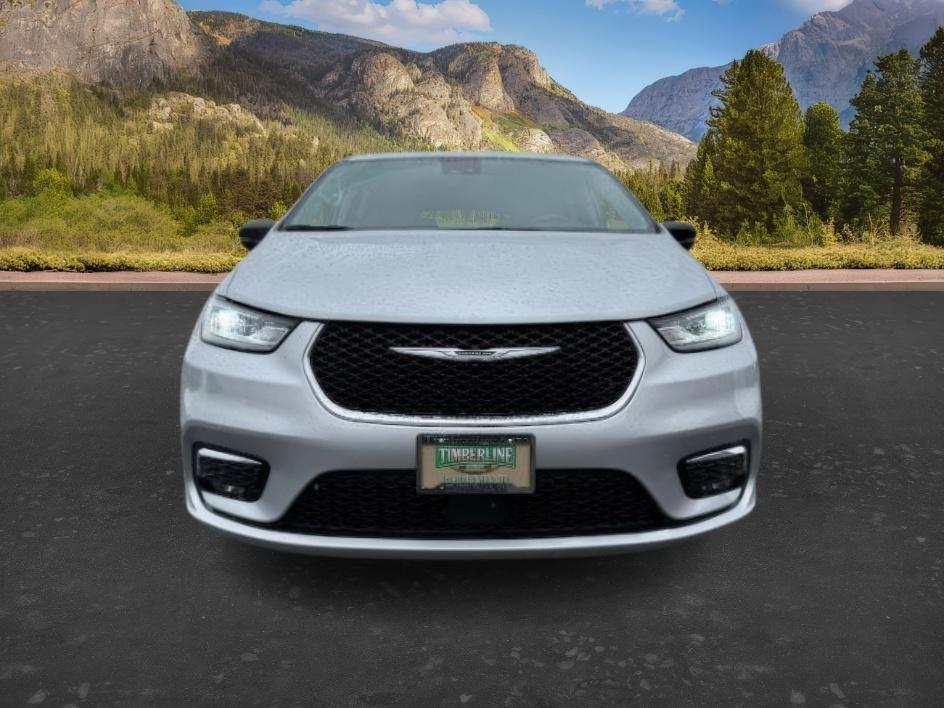 2024 SILVER /Black Chrysler Pacifica Touring L (2C4RC1BG0RR) with an Pentastar 3.6L V-6 DOHC engine, AUTOMATIC transmission, located at 1235 N Woodruff Ave., Idaho Falls, 83401, (208) 523-1053, 43.507172, -112.000488 - Extra passenger room and everyday family practicality take center stage in this 2024 Chrysler Pacifica, designed to keep passengers comfortable while giving drivers the flexibility needed for busy schedules. Sliding doors make loading passengers easier in tight parking spaces, while generous leg roo- Photo#11