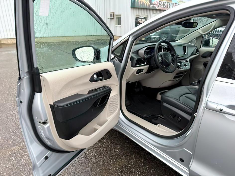 2024 SILVER /Black Chrysler Pacifica Touring L (2C4RC1BG0RR) with an Pentastar 3.6L V-6 DOHC engine, AUTOMATIC transmission, located at 1235 N Woodruff Ave., Idaho Falls, 83401, (208) 523-1053, 43.507172, -112.000488 - Extra passenger room and everyday family practicality take center stage in this 2024 Chrysler Pacifica, designed to keep passengers comfortable while giving drivers the flexibility needed for busy schedules. Sliding doors make loading passengers easier in tight parking spaces, while generous leg roo- Photo#13