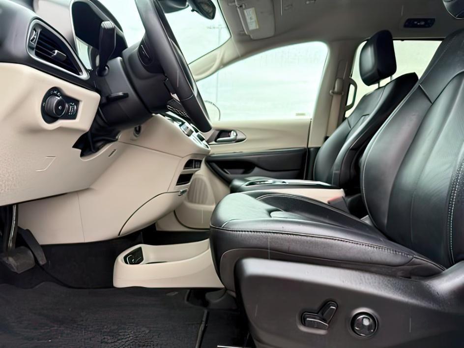 2024 SILVER /Black Chrysler Pacifica Touring L (2C4RC1BG0RR) with an Pentastar 3.6L V-6 DOHC engine, AUTOMATIC transmission, located at 1235 N Woodruff Ave., Idaho Falls, 83401, (208) 523-1053, 43.507172, -112.000488 - Extra passenger room and everyday family practicality take center stage in this 2024 Chrysler Pacifica, designed to keep passengers comfortable while giving drivers the flexibility needed for busy schedules. Sliding doors make loading passengers easier in tight parking spaces, while generous leg roo- Photo#14