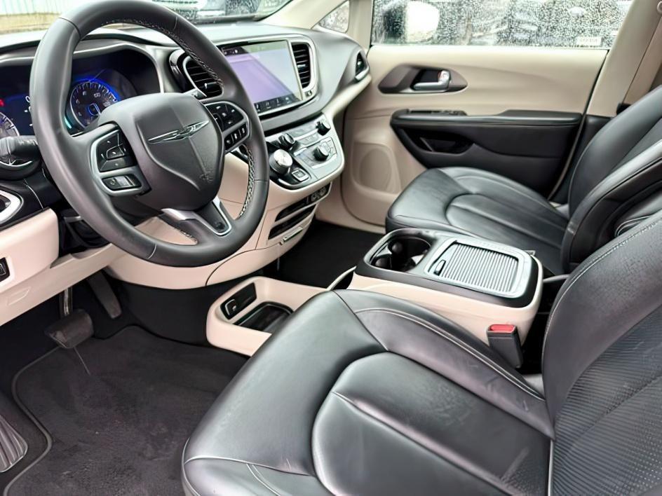 2024 SILVER /Black Chrysler Pacifica Touring L (2C4RC1BG0RR) with an Pentastar 3.6L V-6 DOHC engine, AUTOMATIC transmission, located at 1235 N Woodruff Ave., Idaho Falls, 83401, (208) 523-1053, 43.507172, -112.000488 - Extra passenger room and everyday family practicality take center stage in this 2024 Chrysler Pacifica, designed to keep passengers comfortable while giving drivers the flexibility needed for busy schedules. Sliding doors make loading passengers easier in tight parking spaces, while generous leg roo- Photo#15