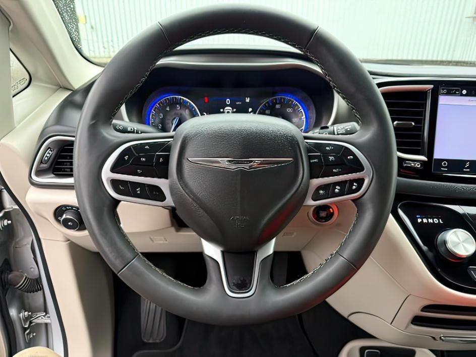 2024 SILVER /Black Chrysler Pacifica Touring L (2C4RC1BG0RR) with an Pentastar 3.6L V-6 DOHC engine, AUTOMATIC transmission, located at 1235 N Woodruff Ave., Idaho Falls, 83401, (208) 523-1053, 43.507172, -112.000488 - Extra passenger room and everyday family practicality take center stage in this 2024 Chrysler Pacifica, designed to keep passengers comfortable while giving drivers the flexibility needed for busy schedules. Sliding doors make loading passengers easier in tight parking spaces, while generous leg roo- Photo#16