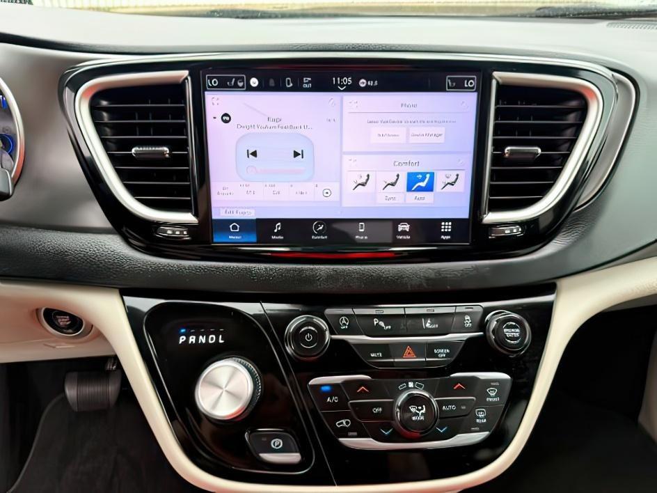 2024 SILVER /Black Chrysler Pacifica Touring L (2C4RC1BG0RR) with an Pentastar 3.6L V-6 DOHC engine, AUTOMATIC transmission, located at 1235 N Woodruff Ave., Idaho Falls, 83401, (208) 523-1053, 43.507172, -112.000488 - Extra passenger room and everyday family practicality take center stage in this 2024 Chrysler Pacifica, designed to keep passengers comfortable while giving drivers the flexibility needed for busy schedules. Sliding doors make loading passengers easier in tight parking spaces, while generous leg roo- Photo#17