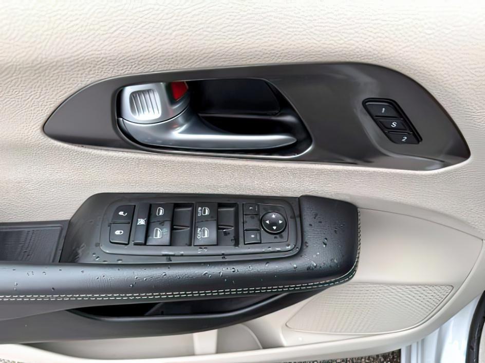 2024 SILVER /Black Chrysler Pacifica Touring L (2C4RC1BG0RR) with an Pentastar 3.6L V-6 DOHC engine, AUTOMATIC transmission, located at 1235 N Woodruff Ave., Idaho Falls, 83401, (208) 523-1053, 43.507172, -112.000488 - Extra passenger room and everyday family practicality take center stage in this 2024 Chrysler Pacifica, designed to keep passengers comfortable while giving drivers the flexibility needed for busy schedules. Sliding doors make loading passengers easier in tight parking spaces, while generous leg roo- Photo#24