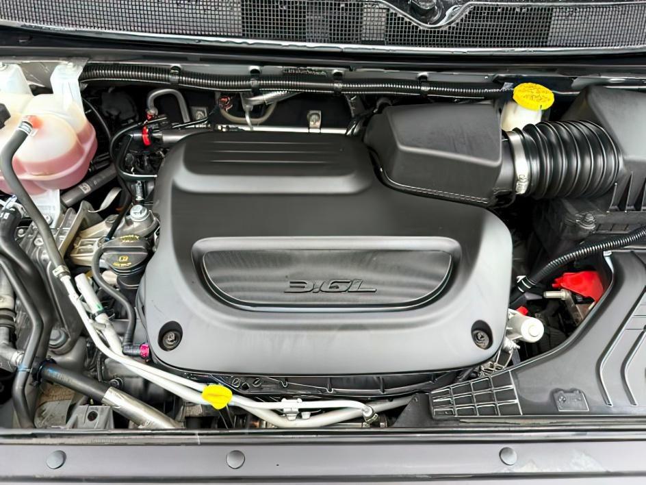 2024 SILVER /Black Chrysler Pacifica Touring L (2C4RC1BG0RR) with an Pentastar 3.6L V-6 DOHC engine, AUTOMATIC transmission, located at 1235 N Woodruff Ave., Idaho Falls, 83401, (208) 523-1053, 43.507172, -112.000488 - Extra passenger room and everyday family practicality take center stage in this 2024 Chrysler Pacifica, designed to keep passengers comfortable while giving drivers the flexibility needed for busy schedules. Sliding doors make loading passengers easier in tight parking spaces, while generous leg roo- Photo#27