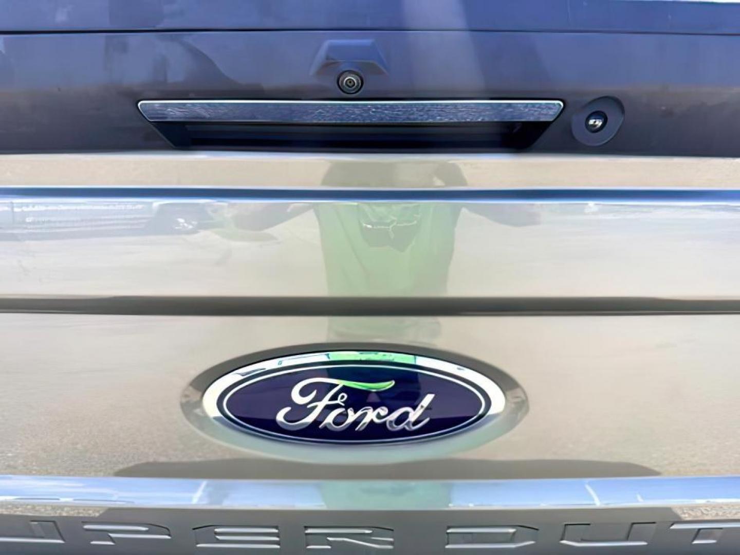 2019 GRAY /Black Ford F-350 (1FT8W3DT0KE) with an Powerstroke 67L V-8 diesel direct injection engine, Automatic transmission, located at 1175 N Woodruff Ave, Idaho Falls, ID, 83401, 43.506901, -111.999657 - This 2019 Ford F-350 Super Duty dually is built for serious towing, hauling, and heavy-duty capability. Powered by a 6.7L Power Stroke diesel, it delivers the torque and strength needed for large trailers, equipment, and demanding workloads. Dual rear wheels add extra stability and confidence when p- Photo#4