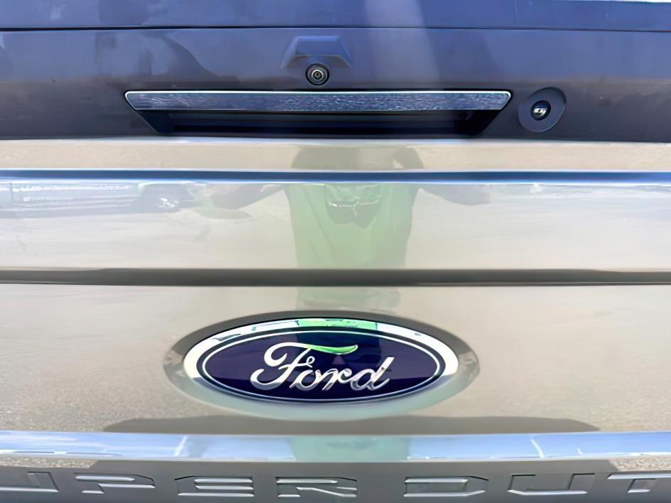 2019 GRAY /Black Ford F-350 LARIAT (1FT8W3DT0KE) with an Powerstroke 6.7L V-8 diesel direct injection engine, AUTOMATIC transmission, located at 1235 N Woodruff Ave., Idaho Falls, 83401, (208) 523-1053, 43.507172, -112.000488 - This 2019 Ford F-350 Super Duty dually is built for serious towing, hauling, and heavy-duty capability. Powered by a 6.7L Power Stroke diesel, it delivers the torque and strength needed for large trailers, equipment, and demanding workloads. Dual rear wheels add extra stability and confidence when p- Photo#4