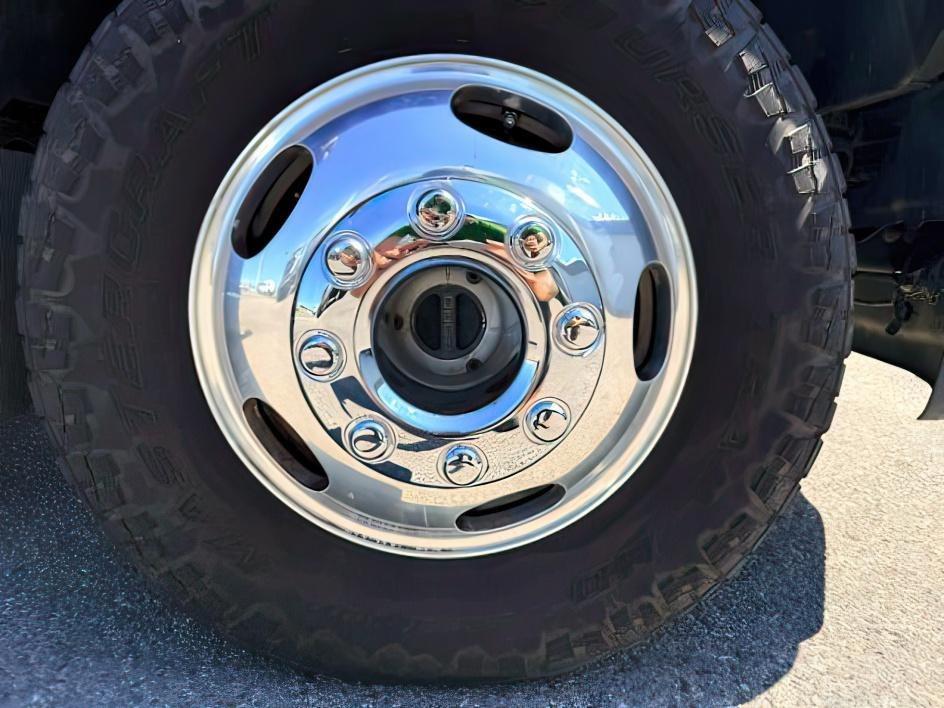 2019 GRAY /Black Ford F-350 LARIAT (1FT8W3DT0KE) with an Powerstroke 6.7L V-8 diesel direct injection engine, AUTOMATIC transmission, located at 1235 N Woodruff Ave., Idaho Falls, 83401, (208) 523-1053, 43.507172, -112.000488 - This 2019 Ford F-350 Super Duty dually is built for serious towing, hauling, and heavy-duty capability. Powered by a 6.7L Power Stroke diesel, it delivers the torque and strength needed for large trailers, equipment, and demanding workloads. Dual rear wheels add extra stability and confidence when p- Photo#11