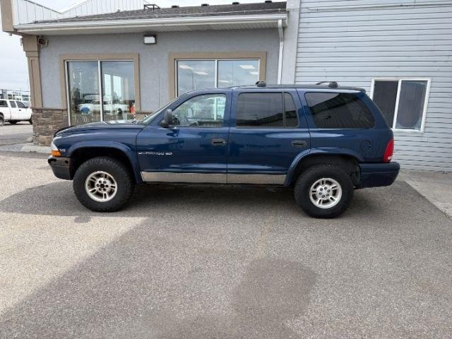2000 BLUE /CLOTH Dodge Durango SLT (1B4HS28N1YF) with an 4.7L V8 MAGNUM engine, AUTOMATIC transmission, located at 1235 N Woodruff Ave., Idaho Falls, 83401, (208) 523-1053, 43.507172, -112.000488 - At Timberline Auto, finding a great deal on your next vehicle is always easy! Our experienced sales staff goal is to help find you the right vehicle at the right price! Our knowledgeable finance department has options for almost any credit score. We offer extended service contract options to prot - Photo#1