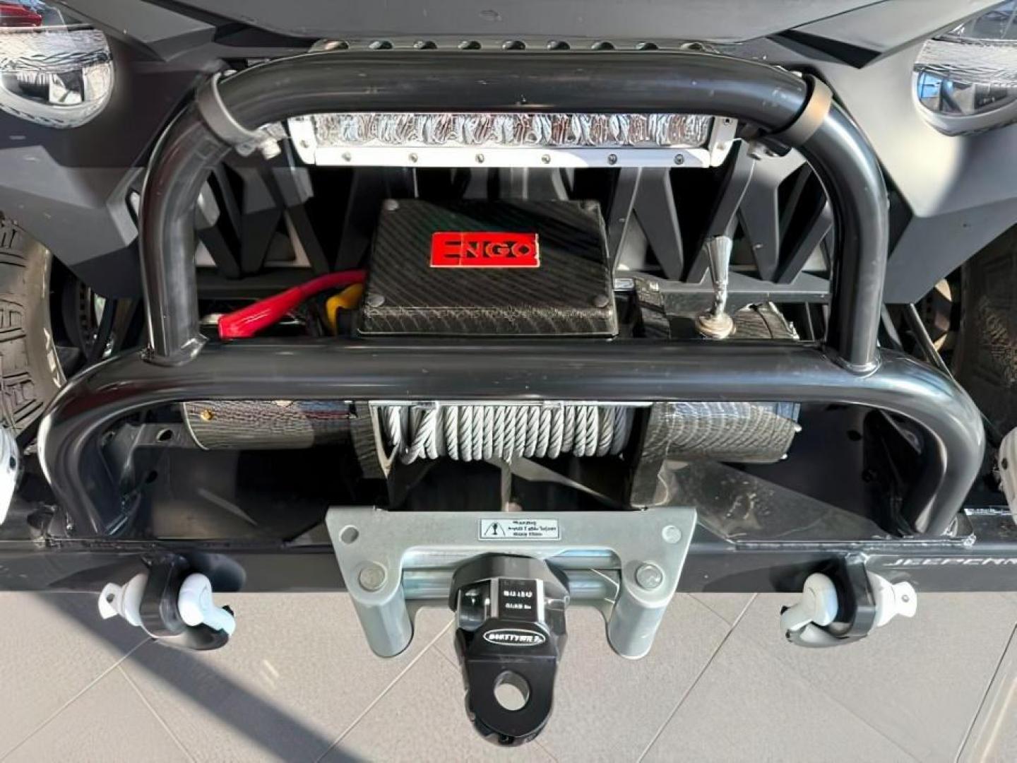 2005 WHITE /Dark Slate Gray Jeep Wrangler (1J4FA64S25P) with an Power Tech 4L I-6 regular unleaded engine, Manual transmission, located at 1175 N Woodruff Ave, Idaho Falls, ID, 83401, 43.506901, -111.999657 - At Timberline Auto, finding a great deal on your next vehicle is always easy! Our experienced sales staff goal is to help find you the right vehicle at the right price! Our knowledgeable finance department has options for almost any credit score. We offer extended service contract options to prot - Photo#9